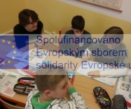 How do the pupils learn English with the European Solidarity Corps volunteer? 